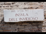 02836 ostia - regio v - insula v - insula dell'invidioso - schild.jpg